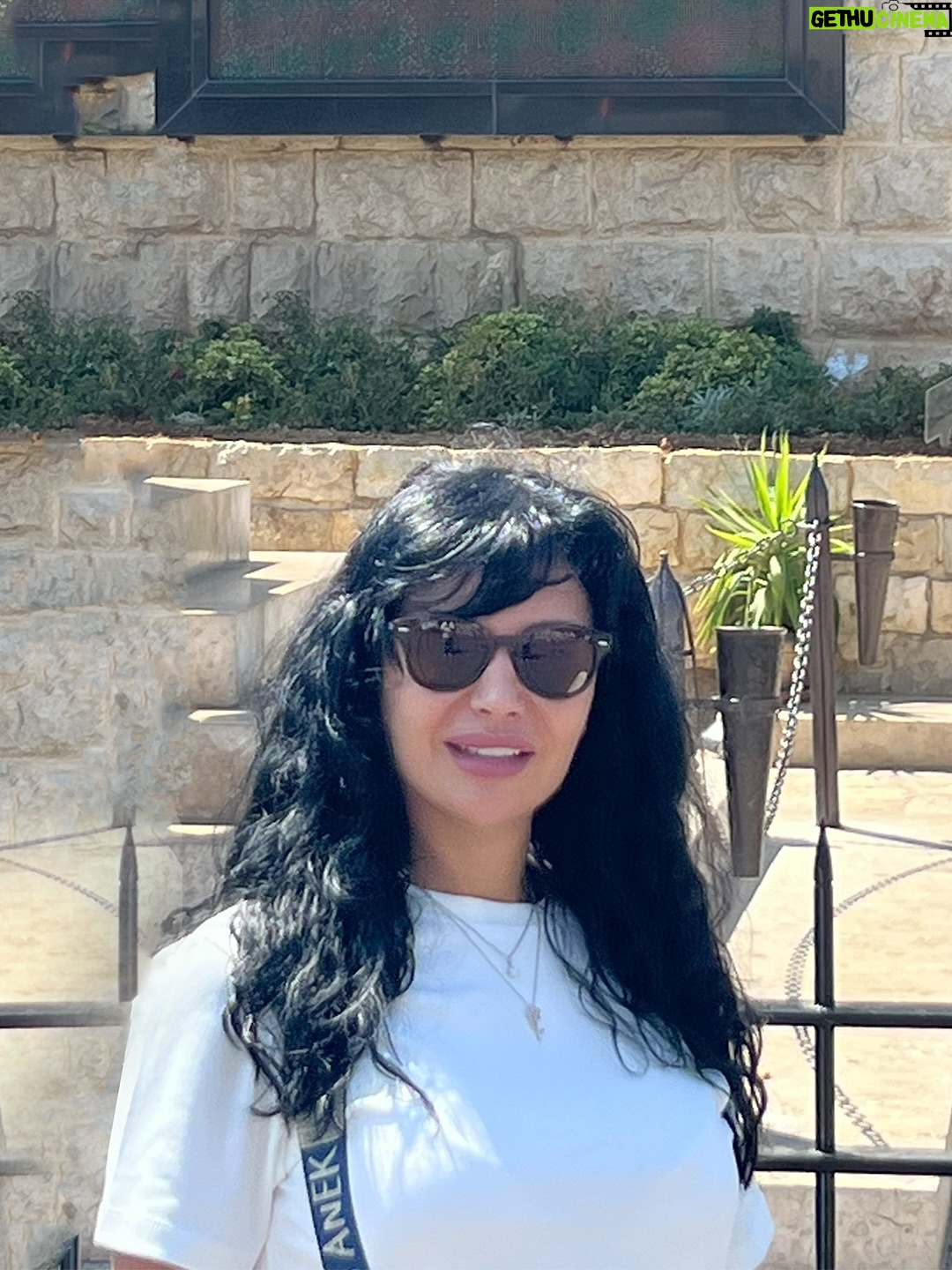 Rasha Sharbatgy - 22.9K Likes - .
بيوت الله بتبقى وحدة بكل بقاع الأرض، ولما يكون الحب والإيمان موجود بالقلب بيصير في خشوع وسعادة وإحساس بالأمان بأي مكان عبادة، لأنو الله واحد بكل الأديان وكلنا منلاقيه جوا قلبنا وبصلواتنا وبأفعالنا الإنسانية وأخلاقنا

#مار_شربل #عنايا #لبنان