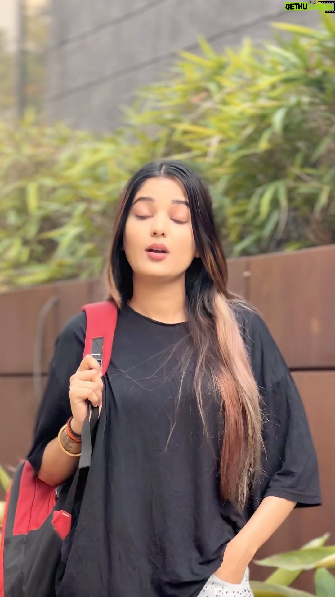 Rashi Khairwar - 281.9K Likes - Hum padh gye apke pyaar mein🥰🙈