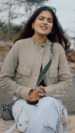 Rashi Khairwar Instagram - Jhooth bolke kisi ka bharosa todna,sirf dil nahi, poori insaaniyat tod deta hai… #SachAurJhooth #DilSeBaat #BharosaMatTodo #TootaDil #TrueWords #BrokenTrust #EmotionalVibes #InstaQuote #RealTalk #FeelingsMatter #DardBhariBaat