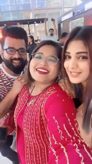 Rashi Khairwar Instagram - See kaun hai hamare sath 😘😘