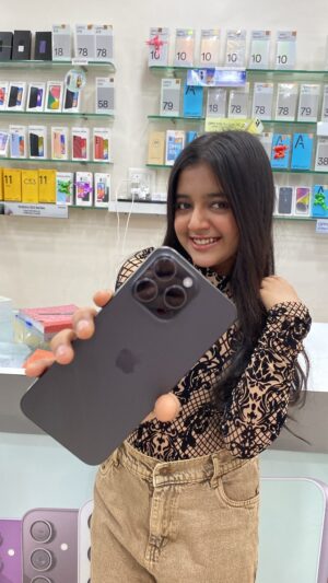 Rashi Shinde Instagram - āØNew One Added..IPhone 15 PRO MAX
.
#rashishinde #reels #trendingreels #reelkarofeelkaro #reelitfeelit #momdaughter #iphone15