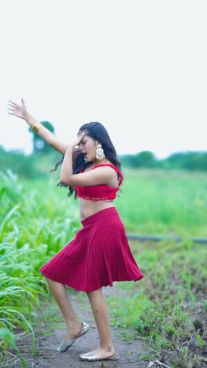 Rashi Shinde Instagram - Aayi Nahi š„
.
#rashishinde #aayinahi #reels #trendingreels #stree2 #dance