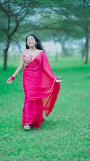 Rashi Shinde Instagram - Every drop of rain āļøis singing, š¶āI love youā¤ļø
#rashishinde #reels #viral #explore #reelkarofeelkaro