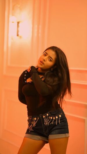 Rashi Shinde Instagram - Laal pari š§āāļø
#trendingreels #rashishinde #reels #dance #laalpari