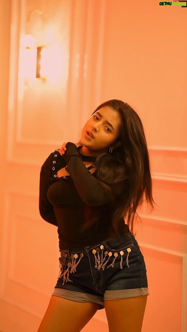 Rashi Shinde - 600.4K Likes - Laal pari 🧚‍♀️ 

#trendingreels #rashishinde #reels #dance #laalpari