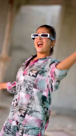 Rashi Shinde Instagram - Main hawa š¬ļøš¬ļømein huš„š„
@maninderbuttar
@emiwaybantai
#rashishinde #reels #explore #trendingreels #reelitfeelit
#emiwaybantai