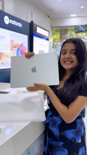 Rashi Shinde Instagram - New One Added In Our Family š©āš»MACBOOK AIR 3
#rashishinde #trending #reelkarofeelkaro #reelitfeelit #macbook
