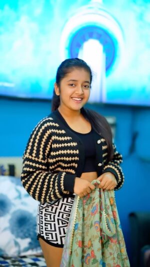 Rashi Shinde Instagram - I can do both š„°
@mohammedirfanali
@pankajkudhas
#Aahista #revibe #retroonreels #rashishinde #trendingreels