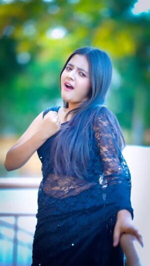 Rashi Shinde Instagram - Mera Dil š¤Tera Deewana
#rashishinde #trendingreels #reels #reelkarofeelkaro #sareelove