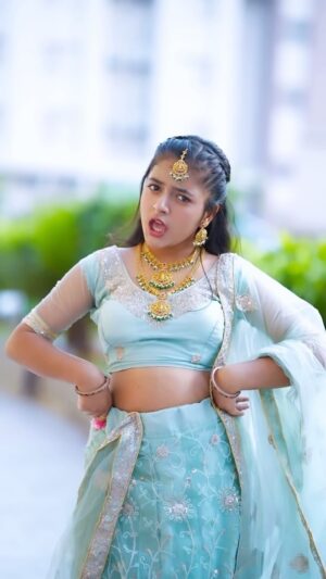 Rashi Shinde Instagram - Evergreen melody šµ š¹
#rashishinde #trendingreels #reels #reelitfeelit #explore #explorepage #ddlj #srk #oldsongs
