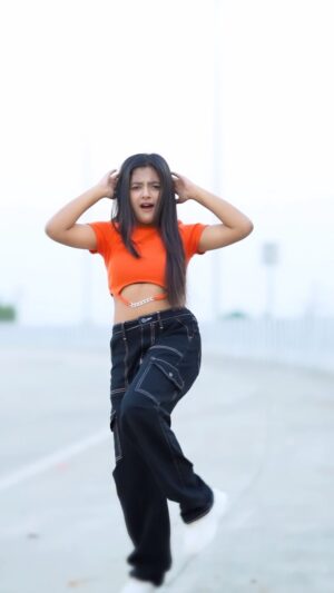 Rashi Shinde Instagram - Chamma Chamma š„
#rashishinde #trendingreels #reelsinstagram #reelitfeelit #reelkarofeelkaro #dance