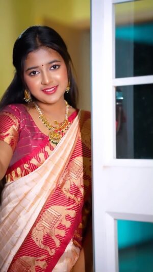 Rashi Shinde Instagram - āSaree vibes, always.āš„
.
#rashishinde #trending #explore #reelsinstagram #reelitfeelit #reels #sareelove #happymakarsankranti