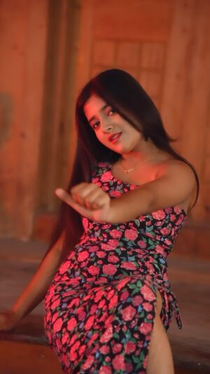 Rashi Shinde Instagram - Gaadi Kaali š„
.
#gaadikaali #nehakakkar #rohanpreetsingh #nehupreet #rashishinde