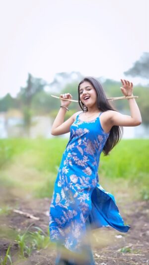 Rashi Shinde Instagram - Lutt Putt Gaya ā¤ļø
#rashishinde #srk #srkfanclub #reelsinstagram #lutputgaya #trending #reelitfeelit #dance #dunki