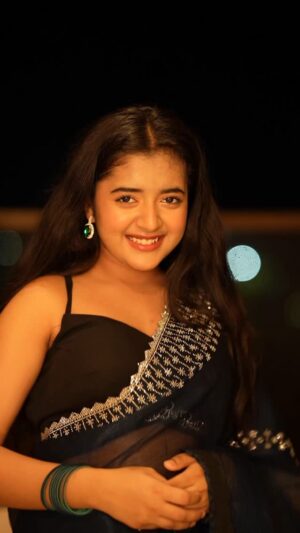 Rashi Shinde Instagram - Aap kiski side ho..????ā¤ļø
#rashishinde #reels #trendingreels #explore #instagram