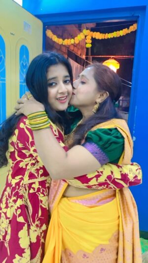 Rashi Shinde Instagram - Happy Diwali šŖ
.
#rashishinde #diwali #happydiwali #reels #reelsinstagram #momdaughter