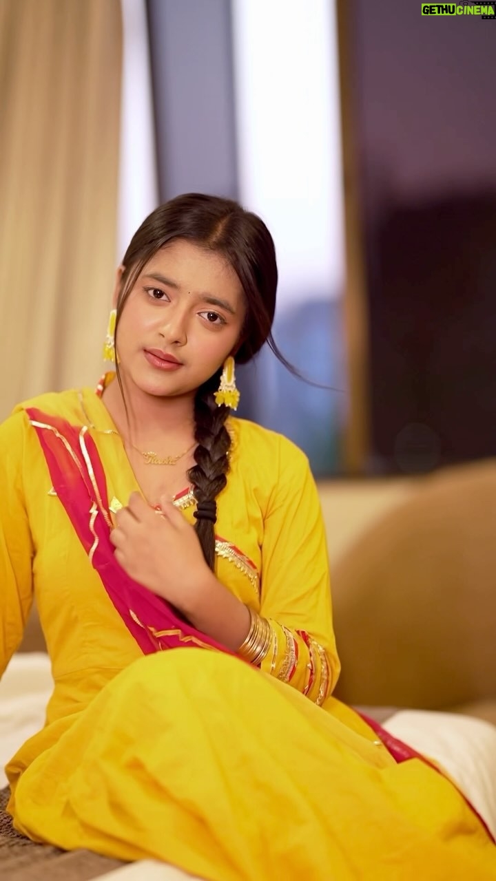 Rashi Shinde - 175K Likes - Hamne Tumko Dil ❤️ Ye De Diya 

#reelsinstagram #reelkarofeelkaro #rashishinde #reelitfeelit #explorepage #foryou