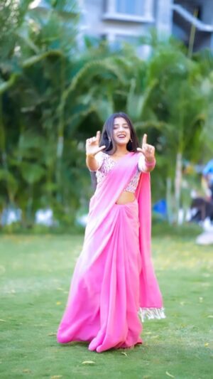 Rashi Shinde Instagram - Gulabi sadi š©·
.
#rashishinde #trendingreels #gulabisadi #reels #reelitfeelit #explore #explorepage #trending