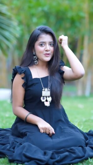Rashi Shinde Instagram - Tum bhi kaho na prettywoman ā¤ļø
Outfit @kajodilifestyle
#reelkarofeelkaro #reelitfeelit #rashishinde #trendingreels