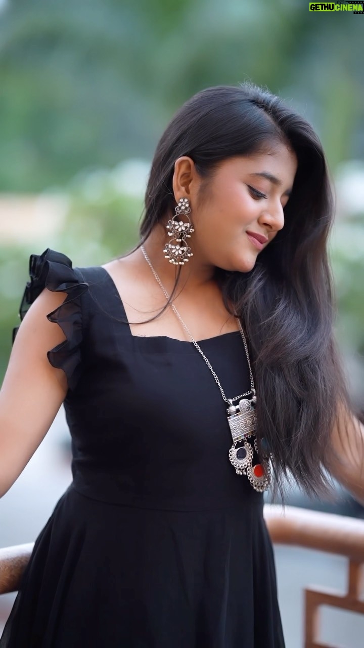 Rashi Shinde - 126.2K Likes - Old Is Gold 🖤
.
#rashishinde #reelsinstagram #reelkarofeelkaro #reelitfeelit #oldsongs #reels