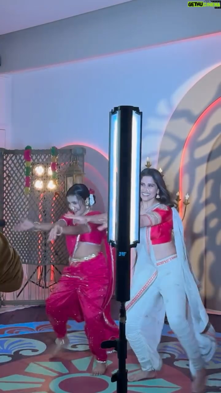 Rashi Shinde - 139.8K Likes - Some! Behind the scenes of shoot✨
it was nice shooting with @saietamhankar ❤️
did something really different this time hope everyone liked it #rashishinde #trending #marathi #foryou #reels #dance