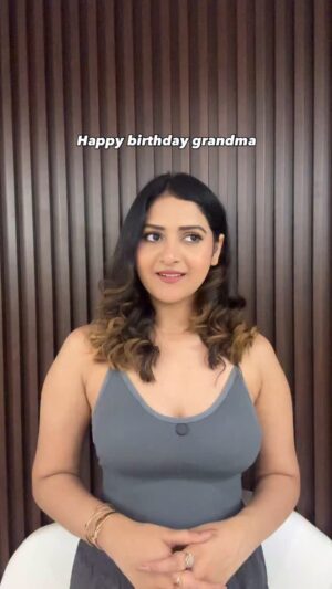 Rashika Dobriyal Instagram - Pr mai toh age puchne aai thiš
.
.
.
.
.
#reelsinstagram #reels #explore #darkhumor #explorepage #reelitfeelit #grandma #birthday