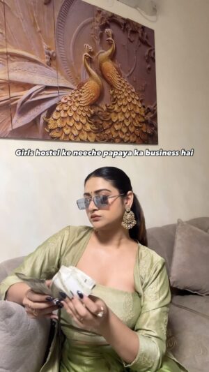 Rashika Dobriyal Instagram - Running businesses š
.
.
.
.
.
.
.#reelsinstagram #reels #explore #darkhumor #explorepage #reelitfeelit #shopping