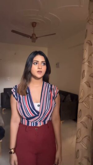Rashika Dobriyal Instagram - Saying brushing is so 90ās nowš
.
.
.
.
.
#reelsinstagram #reels #explore #darkhumor #explorepage #reelitfeelit #bestfriends #brushing