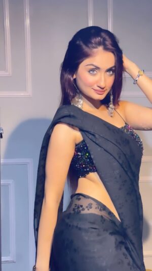 Rashika Sachdeva Instagram - PoV : YOU WANT TO SEE HER IN BLACK SAREE 🖤🥵 @rashika_sachdeva
.
.
.
.
#trendingreels #chamakchallo #transition #pov #saree
