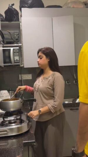 Rashika Sachdeva Instagram - Khof hai bhai kya kru! 😂😂 @garv_vasudeva_ @rashika_sachdeva
#comedy #couple #couplegoals #relatable #love #cooking #viral
