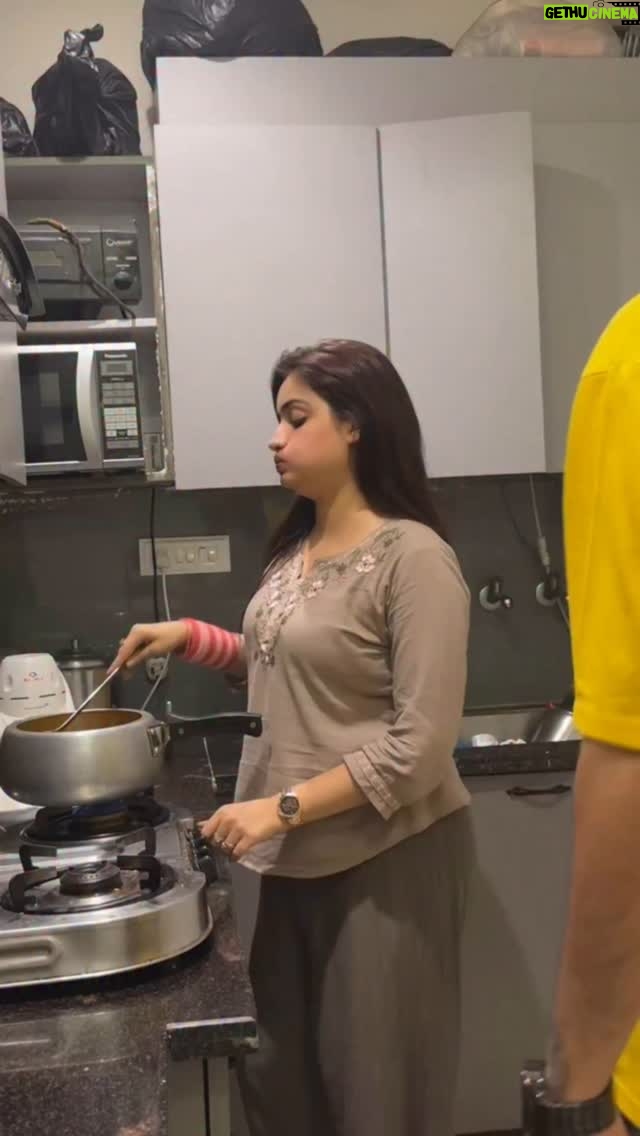 Rashika Sachdeva - 324.1K Likes - Khof hai bhai kya kru! 😂😂 @garv_vasudeva_ @rashika_sachdeva 

#comedy #couple #couplegoals #relatable #love #cooking #viral