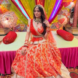 Rashmi Gupta Instagram - कैसे कह दें श्रृंगार पूरा है…
एक तेरी वाह के बिना मेरा श्रृंगार अधूरा है🫶❤️
.
.
.
#photography #indian #traditonal #actor #shoot #rashmiguptaa09 #photoshoot #happy #colourfull