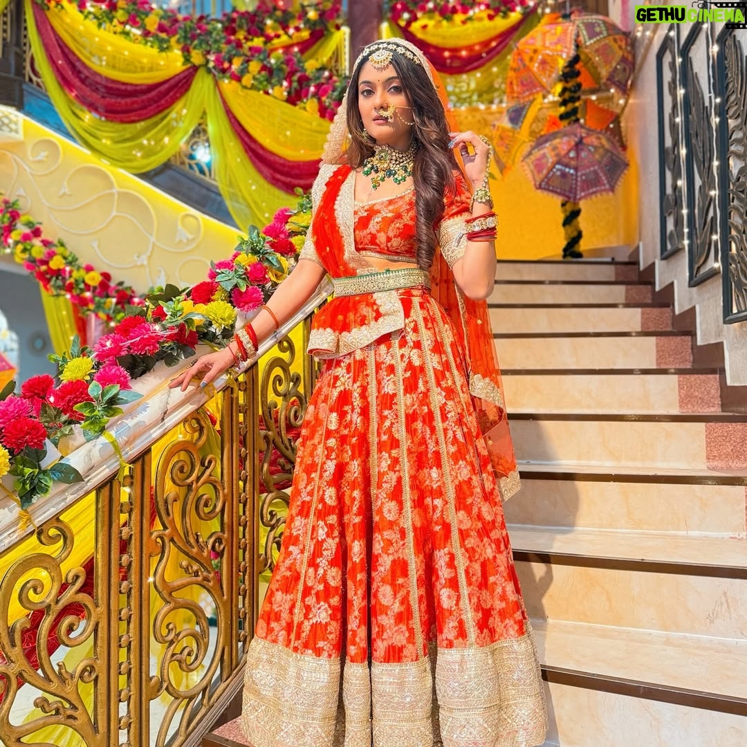 Rashmi Gupta - 4.4K Likes - कैसे कह दें श्रृंगार पूरा है…
एक तेरी वाह के बिना मेरा श्रृंगार अधूरा है🫶❤️
.
.
.
#photography #indian #traditonal #actor #shoot #rashmiguptaa09 #photoshoot #happy #colourfull