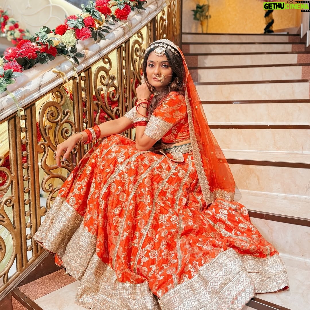 Rashmi Gupta - 4.4K Likes - कैसे कह दें श्रृंगार पूरा है…
एक तेरी वाह के बिना मेरा श्रृंगार अधूरा है🫶❤️
.
.
.
#photography #indian #traditonal #actor #shoot #rashmiguptaa09 #photoshoot #happy #colourfull