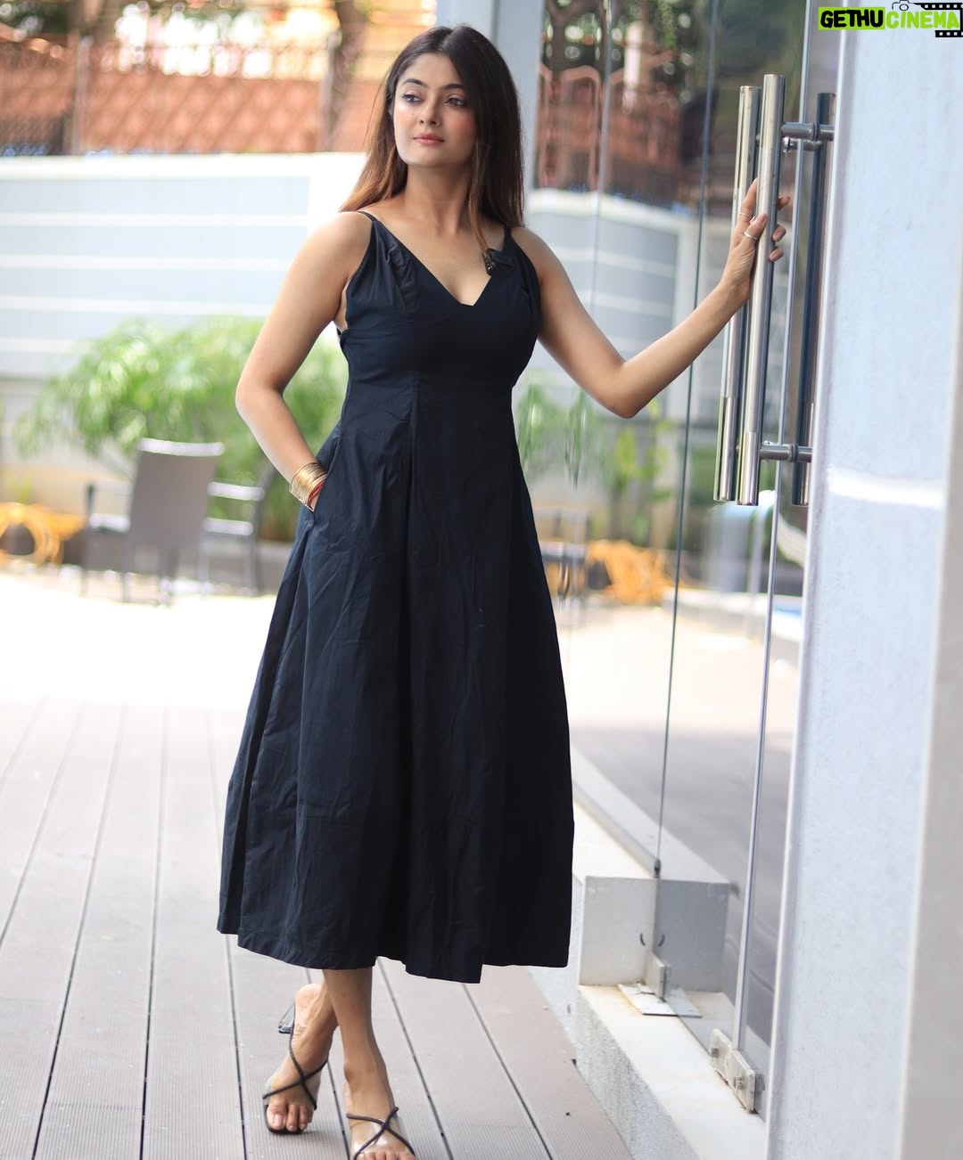 Rashmi Gupta - 4.2K Likes - 🖤😎
.
#photoshoot #photography #black #dress #model #rashmiguptaa09 #actor #goodmorning #happyme
