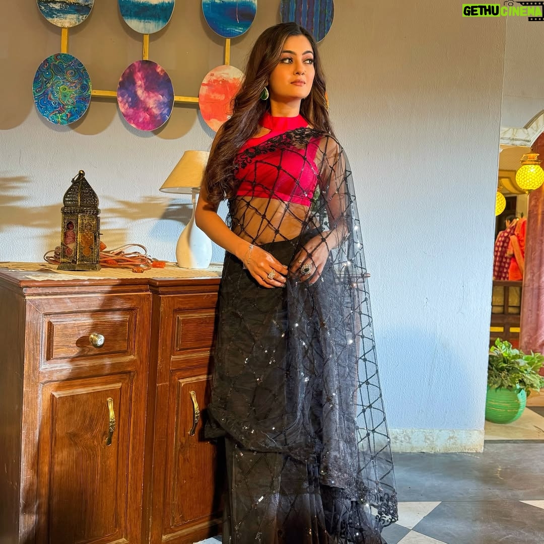 Rashmi Gupta - 4.8K Likes - flaunting  my serial wala look…
.
.
.
#serial #shooting #actor #rashmiguptaa09 #sareelook #sareelovers #photoshoot #goodmorning