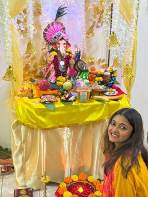 Rashmi Gupta Instagram - Ganpati Bappa morya 🙏
Day 1 ke darshan
..
#ganesh #ganeshchaturthi #ganpatibappamorya #ganpati #bappa #festival #prayer #bless #blessing #august #traditonal #rashmiguptaa09