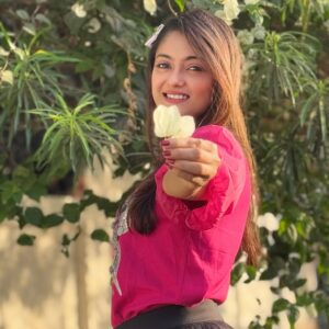 Rashmi Gupta Instagram - Just vibing with the song 💗🌸
.
.
#pink #pinkdress #photoshoot #photography #happygirl #pinkgirl #cute #flower #goodmorning