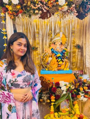 Rashmi Gupta Instagram - जिनका निर्माण हुआ है उनका विसर्जन भी निश्चित है ,
यही समझाने के लिए गणपति बप्पा आते हैं 🙏🙏
#ganpatibappamorya🙏 #ganeshchaturthi #ganesha #bappa #visarjan #ganpati #festivevibes❤️ #rashmiguptaa09