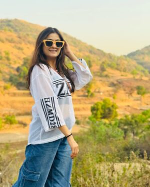 Rashmi Gupta Instagram - Spring fling 🤍🩶
.
.
#photoshoot #rashmiguptaa09 #fun #photos #instapost #trending #happyfaces