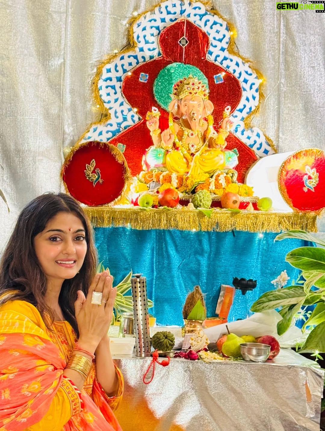 Rashmi Gupta - 3.6K Likes - Ganpati Bappa morya 🙏
Day 1 ke darshan 
..
#ganesh #ganeshchaturthi #ganpatibappamorya #ganpati #bappa #festival #prayer #bless #blessing #august #traditonal #rashmiguptaa09