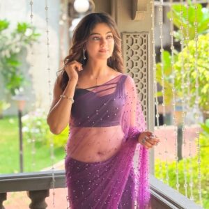 Rashmi Gupta Instagram - Vibing with the song & my outfit
.
.
#sareelove #indianwear #traditional #saree #rashmiguptaa09 #happy #beautiful #actor #tvshow #goodmorning