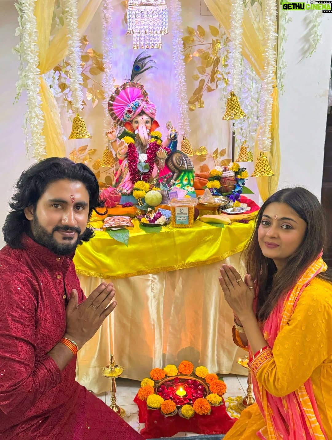 Rashmi Gupta - 3.6K Likes - Ganpati Bappa morya 🙏
Day 1 ke darshan 
..
#ganesh #ganeshchaturthi #ganpatibappamorya #ganpati #bappa #festival #prayer #bless #blessing #august #traditonal #rashmiguptaa09