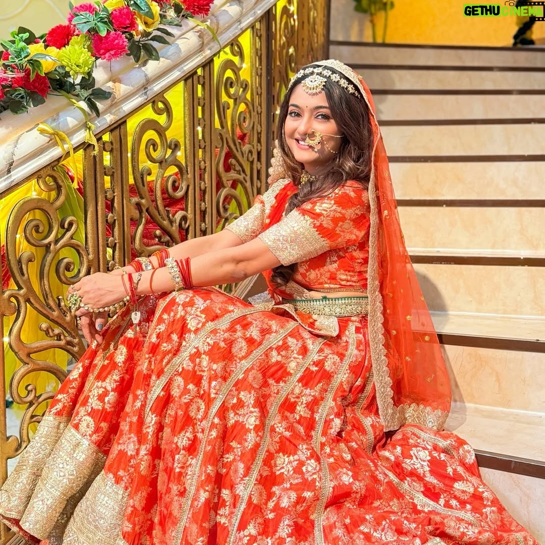 Rashmi Gupta - 4.4K Likes - कैसे कह दें श्रृंगार पूरा है…
एक तेरी वाह के बिना मेरा श्रृंगार अधूरा है🫶❤️
.
.
.
#photography #indian #traditonal #actor #shoot #rashmiguptaa09 #photoshoot #happy #colourfull