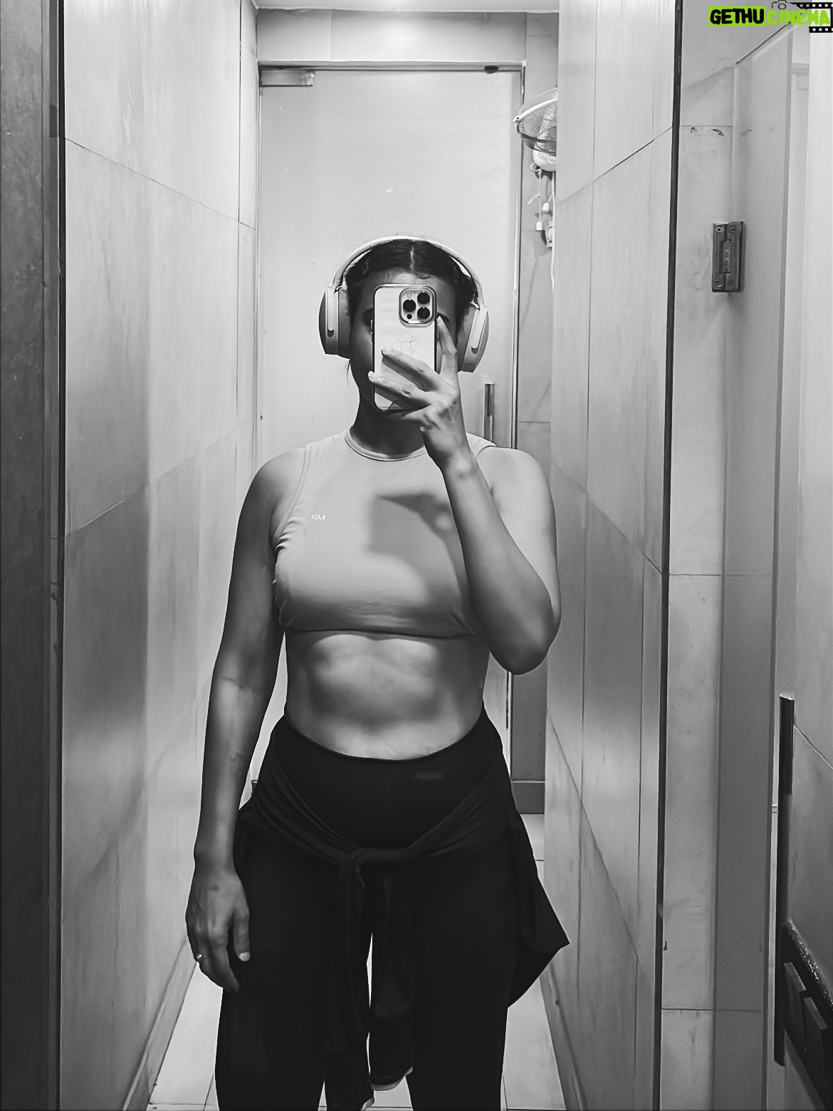 Rashmi Rai - 13.9K Likes - 4 hashtag is funny 🤣 July abs!! 

#fitmom #fitnessmotivation #topfitnessinfluencer #funny #ullubanaya