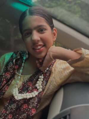 Rashmi Rai Instagram - I told her to post pics on her Instagram page so that we can store them as memory but I thought 💭 why not my page.
Has my page become so big that I can’t share my daughter’s pic or it’s too professional that a pic like this will destroy the grid.
How much i have changed in last few years of being on Instagram. Yes I have always been private about my life and family from the beginning but lado she grew up in front of you she has always thought of you all as her insta family so changing one thing at a time and becoming the same Rashmi I was at the begining one who wanted to bring in change for women, be herself as true as possible and growing not with out you all my fam.. 

Enjoy the latest show in her school! 
Happy Ganesh Chaturthi hehe… waise ye navraska song hai!!

#daughter #mom #fitmom