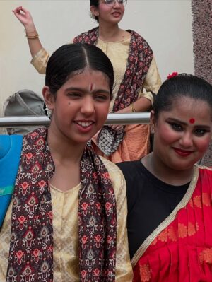 Rashmi Rai Instagram - I told her to post pics on her Instagram page so that we can store them as memory but I thought 💭 why not my page.
Has my page become so big that I can’t share my daughter’s pic or it’s too professional that a pic like this will destroy the grid.
How much i have changed in last few years of being on Instagram. Yes I have always been private about my life and family from the beginning but lado she grew up in front of you she has always thought of you all as her insta family so changing one thing at a time and becoming the same Rashmi I was at the begining one who wanted to bring in change for women, be herself as true as possible and growing not with out you all my fam.. 

Enjoy the latest show in her school! 
Happy Ganesh Chaturthi hehe… waise ye navraska song hai!!

#daughter #mom #fitmom