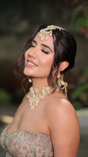 Rashmi Rai Instagram - Mesmerising Indian look with flawless glam 🪞✨

MUA-@priyamnathanimakeupstudio
In frame: @rashmiraiofficial
Jewellery: @vaidaan.official
Outfit:@dishaaroralabel
Hair @hairby_pankhudii
Shot by @akashphotographyonly

#indianmakeup #indianmakeupartists #delhi #viral #mua