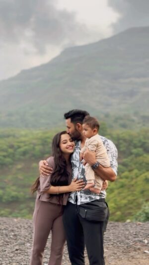 Rashmitha Poojary Instagram - Hamari Chotisi Duniya 🌎🧿❤️
#reel #couplegoals #family #vjpawankirashmi #vjpawansingh #rashmithapoojary #maanvishkiduniya
@vjpawansingh08
@maanvishkiduniya