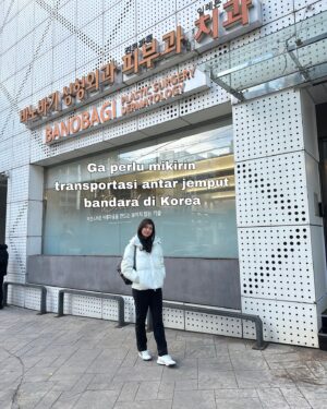Raya Kohandi Instagram - Kadang masih ada yang suka bingung My Venus itu apa, @myvenus.io adalah beauty travel agent yaaaa.. jadi @myvenus.io yang bantu aku mulai dari proses pendaftaran konsultasi , persiapan berangkat ke Korea, surgery & after surgery nya..
Pokoknya jadi ga ribet dehhh kalau pakai @myvenus.io , dan My Venus itu kerjasama dengan banyak Clinic di Korea lho.. ga cuma untuk plastic surgery aja, tp bisa untuk perawatan kulit lainnya juga 🫶🏻
Nah buat yang penasaran hasil-hasilnya kalian bisa liat instagram atau nonton youtubenya My Venus jugaa, tinggal klik link yang ada di bio @myvenus.io yaaa